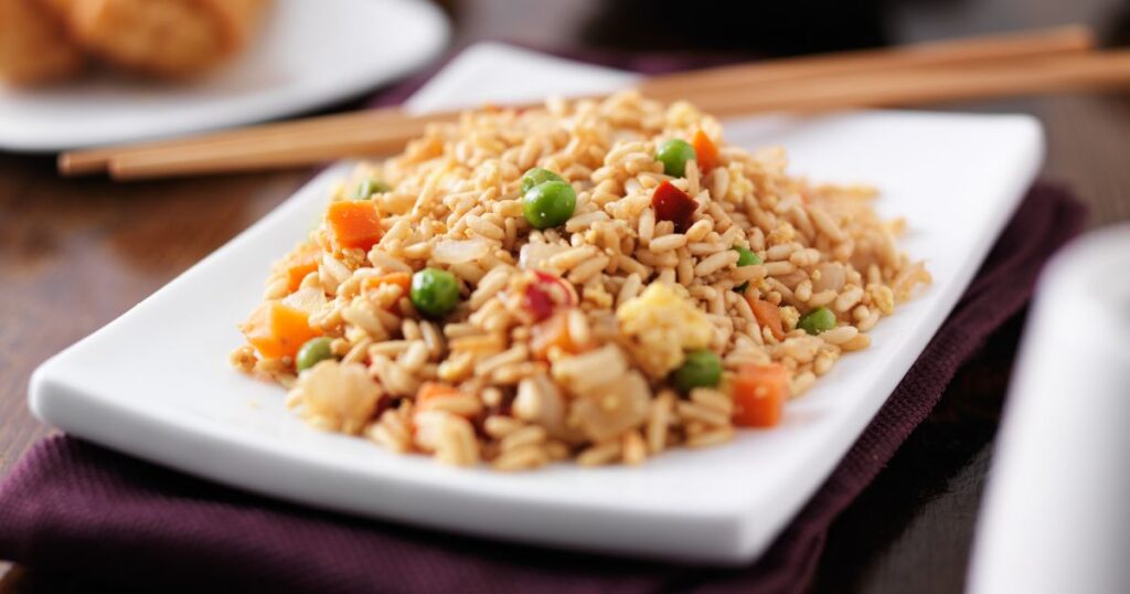 Frango desfiado com arroz de forno