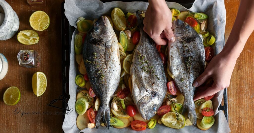 Peixe assado com purê de banana da terra