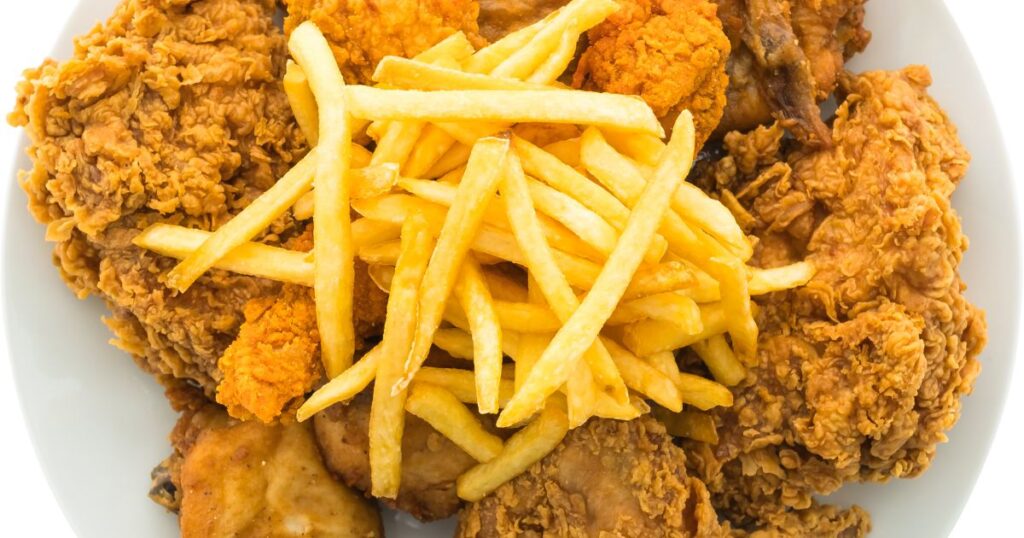 filé de frango, sal, ovo, farinha de rosca, farinha de trigo, óleo,