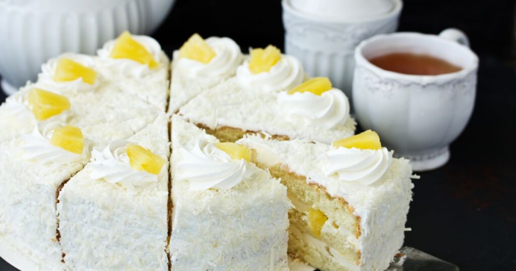 Bolo de abacaxi com coco