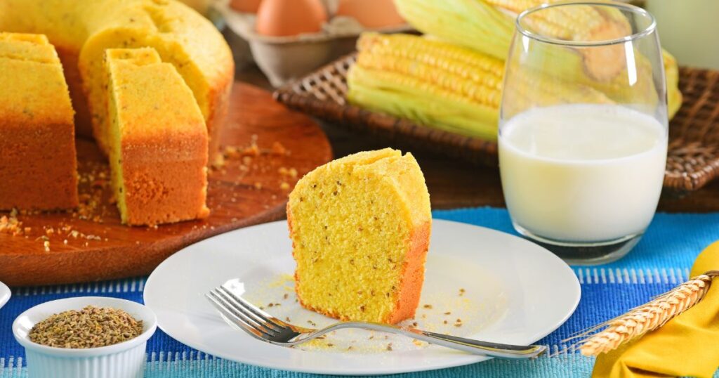 flocão de milho, leite, óleo, açúcar, ovos, farinha de trigo, fermento em pó,