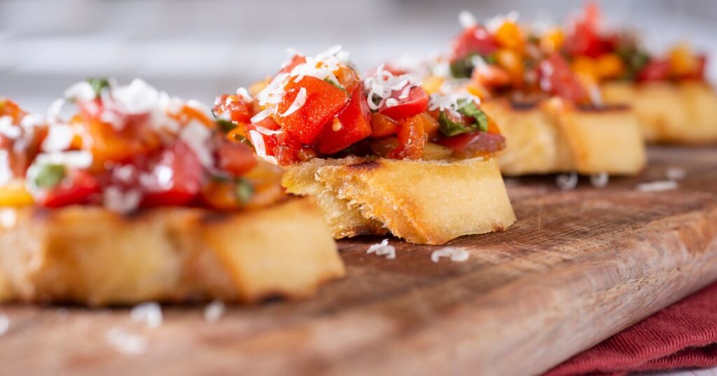 Bruschetta de tomate e manjericão