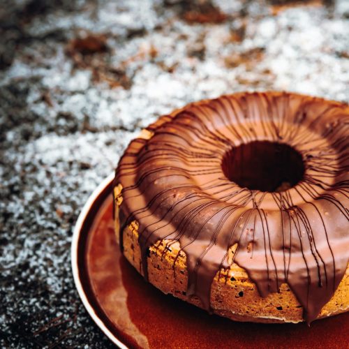 Brigadeirão de chocolate em formato de anel servido num prato